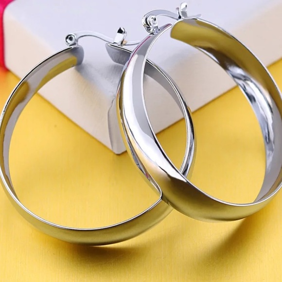 White gold plated hoop earrings - Picture 3 of 3